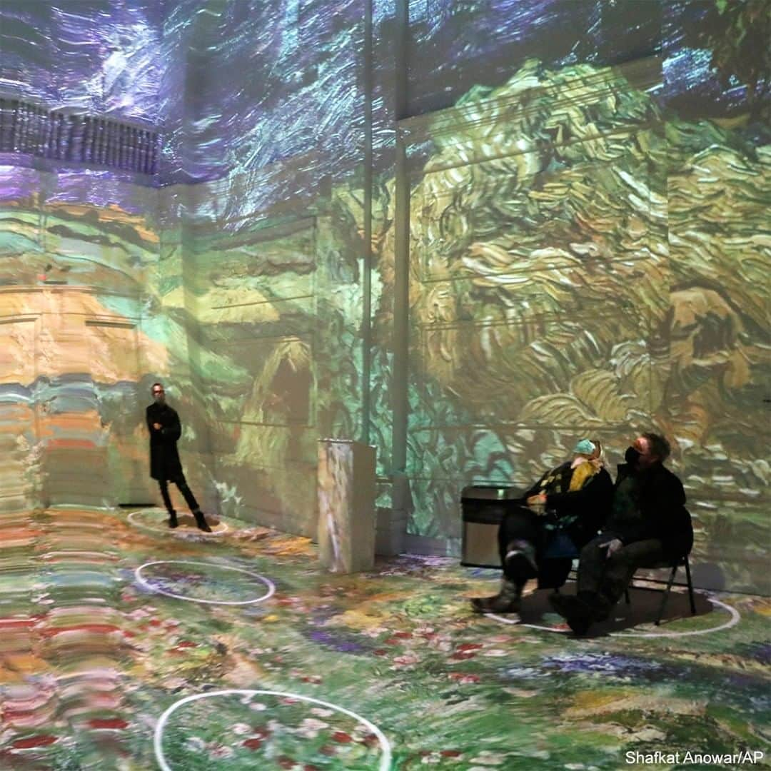 ABC Newsさんのインスタグラム写真 - (ABC NewsInstagram)「Patrons gained a new perspective of the works of Vincent Van Gogh in an animated virtual display called "Immersive Van Gogh" at the Lighthouse ArtSpace in Chicago, Illinois. #art #museum #gallery #vangogh #usa」2月21日 4時47分 - abcnews