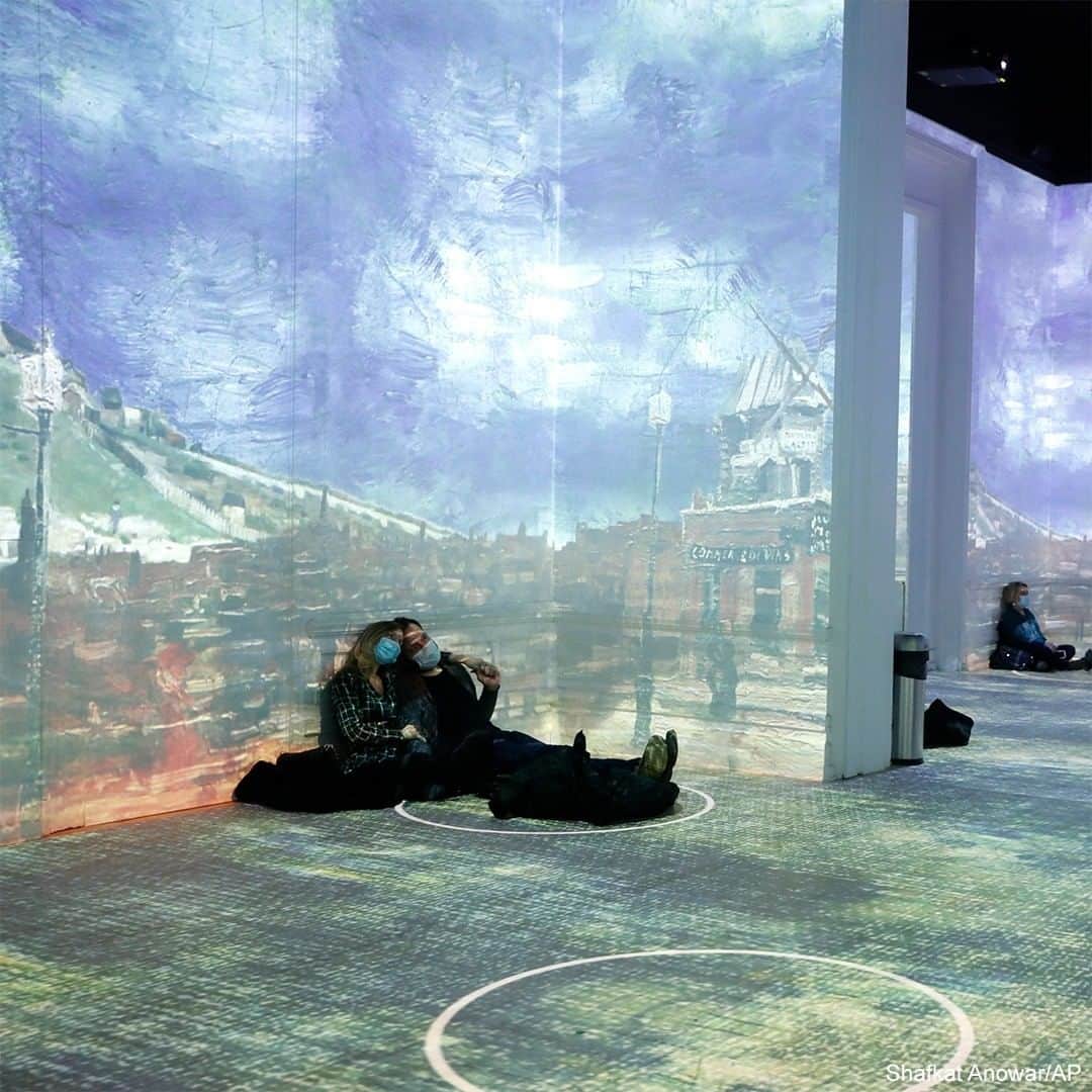 ABC Newsさんのインスタグラム写真 - (ABC NewsInstagram)「Patrons gained a new perspective of the works of Vincent Van Gogh in an animated virtual display called "Immersive Van Gogh" at the Lighthouse ArtSpace in Chicago, Illinois. #art #museum #gallery #vangogh #usa」2月21日 4時47分 - abcnews