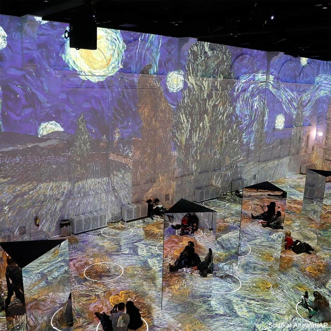 ABC Newsさんのインスタグラム写真 - (ABC NewsInstagram)「Patrons gained a new perspective of the works of Vincent Van Gogh in an animated virtual display called "Immersive Van Gogh" at the Lighthouse ArtSpace in Chicago, Illinois. #art #museum #gallery #vangogh #usa」2月21日 4時47分 - abcnews