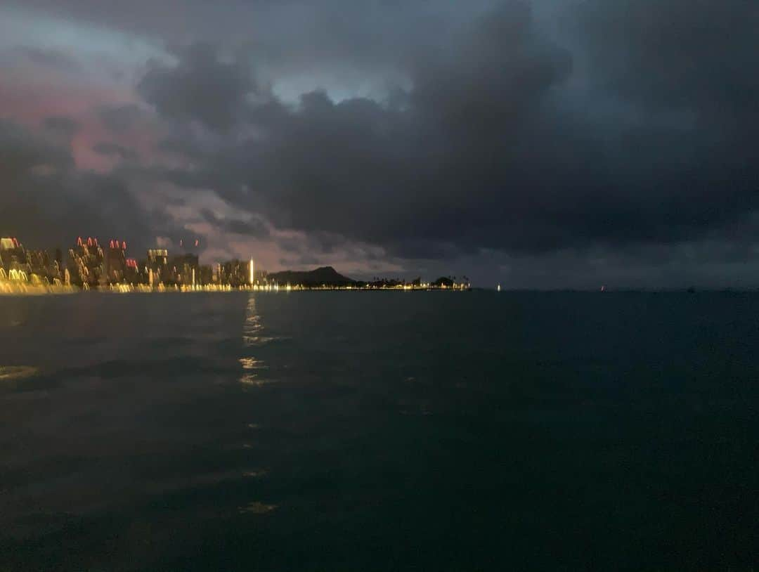 飯島寛子さんのインスタグラム写真 - (飯島寛子Instagram)「Good morning from Hawaii. 今朝の朝スイム水温低かったぁ。 だけど泳ぎ出したら顔も引き締まったし 心地よいーー。  #朝活　#アラモアナビーチ #朝日　#海 #オーシャンスイム　#ダイアモンドヘッド」2月21日 4時47分 - hirokoiijima