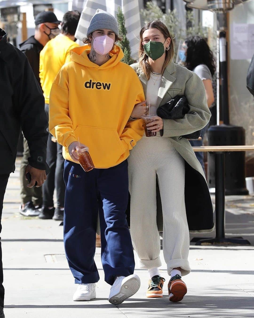 Just Jaredさんのインスタグラム写真 - (Just JaredInstagram)「@justinbieber and @haileybieber link arms while stepping out for a Saturday morning breakfast date in windy L.A. #JustinBieber #HaileyBieber Photo: Backgrid」2月21日 4時51分 - justjared