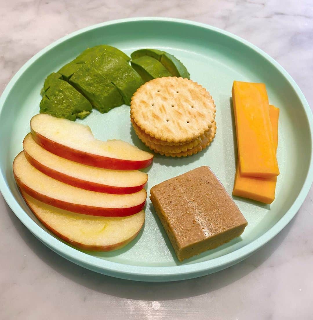 ミンディ・カリングのインスタグラム：「Another friggin delicious lunch for my kid that I’m jealous of (ETA: for those asking, the “brown square” is half a peanut Perfect Bar)」