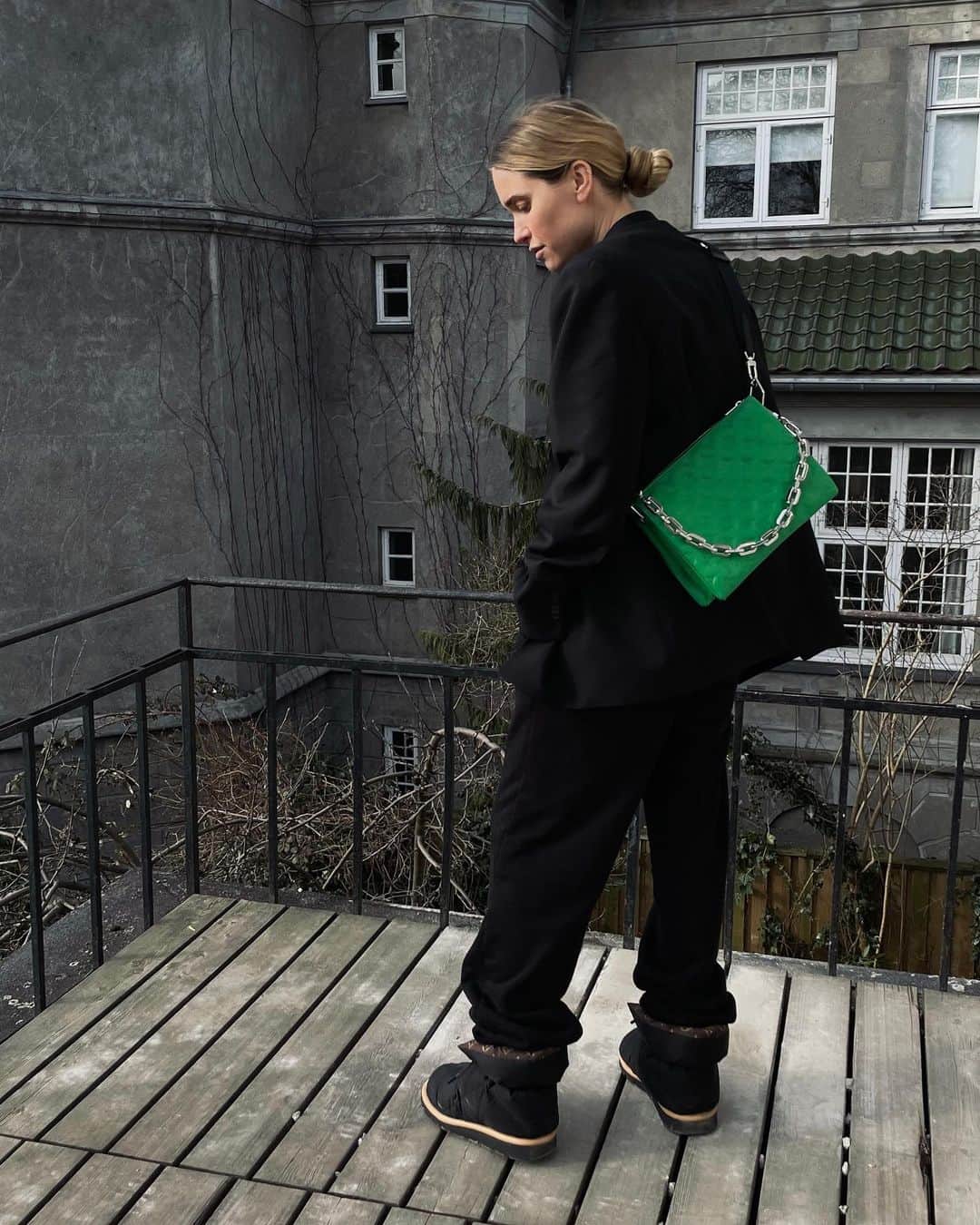 ペニーレ・タイスベックのインスタグラム：「Annonce 🦖 @louisvuitton #LVcoussin」