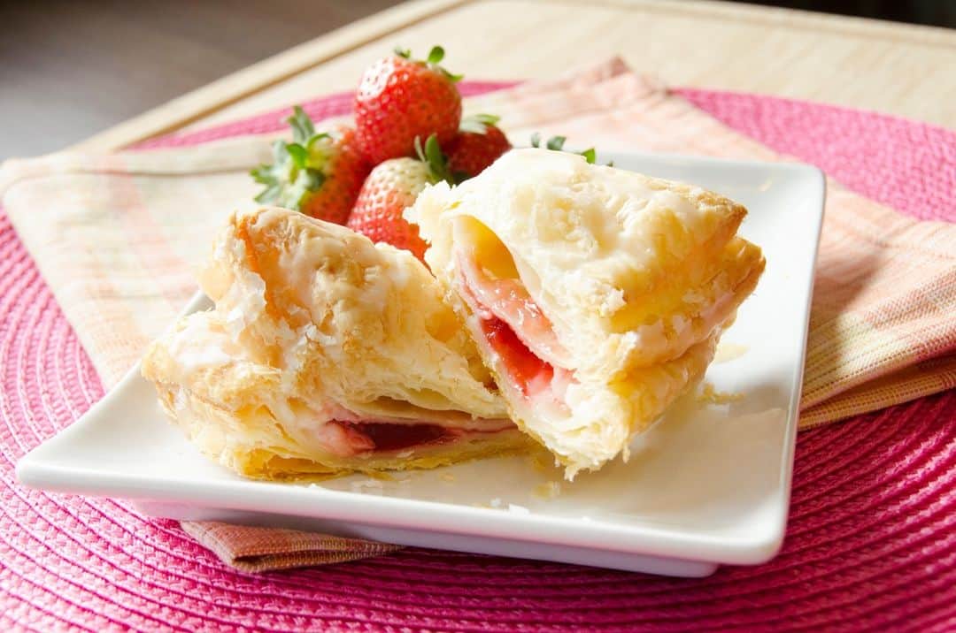 Zippy's Restaurantsのインスタグラム：「It's the Strawberry Cream Cheese Napple for me. 😍Available for the month of February. Remember to select ASAP Pick-Up when ordering bakery items online.」