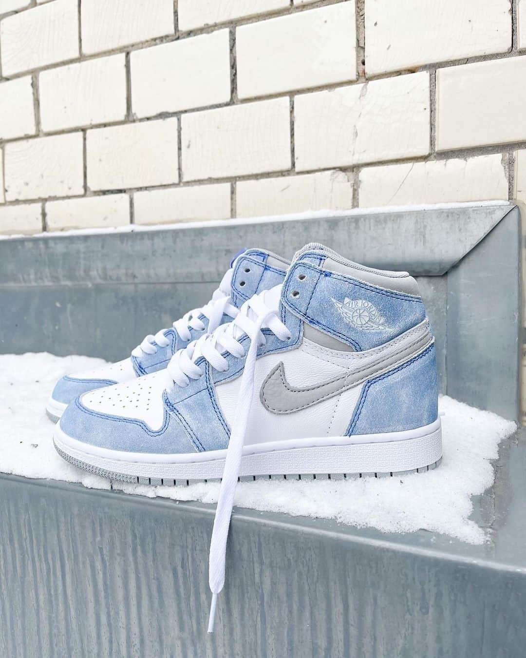 Sneaker News x Jordans Dailyさんのインスタグラム写真 - (Sneaker News x Jordans DailyInstagram)「ICYMI: The Air Jordan 1 "Hyper Royal" will be releasing in GS sizes as well! Tag someone who needs to get these for the little ones in their lives 👈 ⁠ ⁠ Currently, the colorway is slated to release later this season on April 17th. For more details and official images, hit the link in the bio #jordansdaily」2月21日 5時01分 - jordansdaily