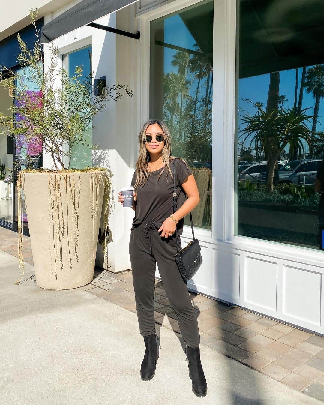 スプレンディドのインスタグラム：「"It's like secretly wearing PJs in public" - Style blogger and mom of 2 @deannapageee in our Sandwash Jersey set in black. ✨  Link in bio to shop!」