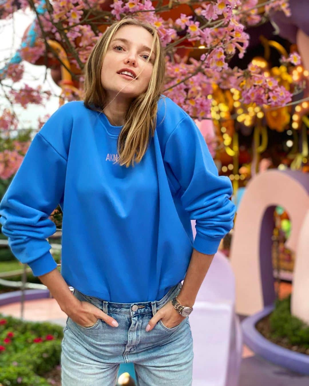 ヴラダ・ロスリャコヴァのインスタグラム：「Winter in Florida. Channeling my inner child over here.」