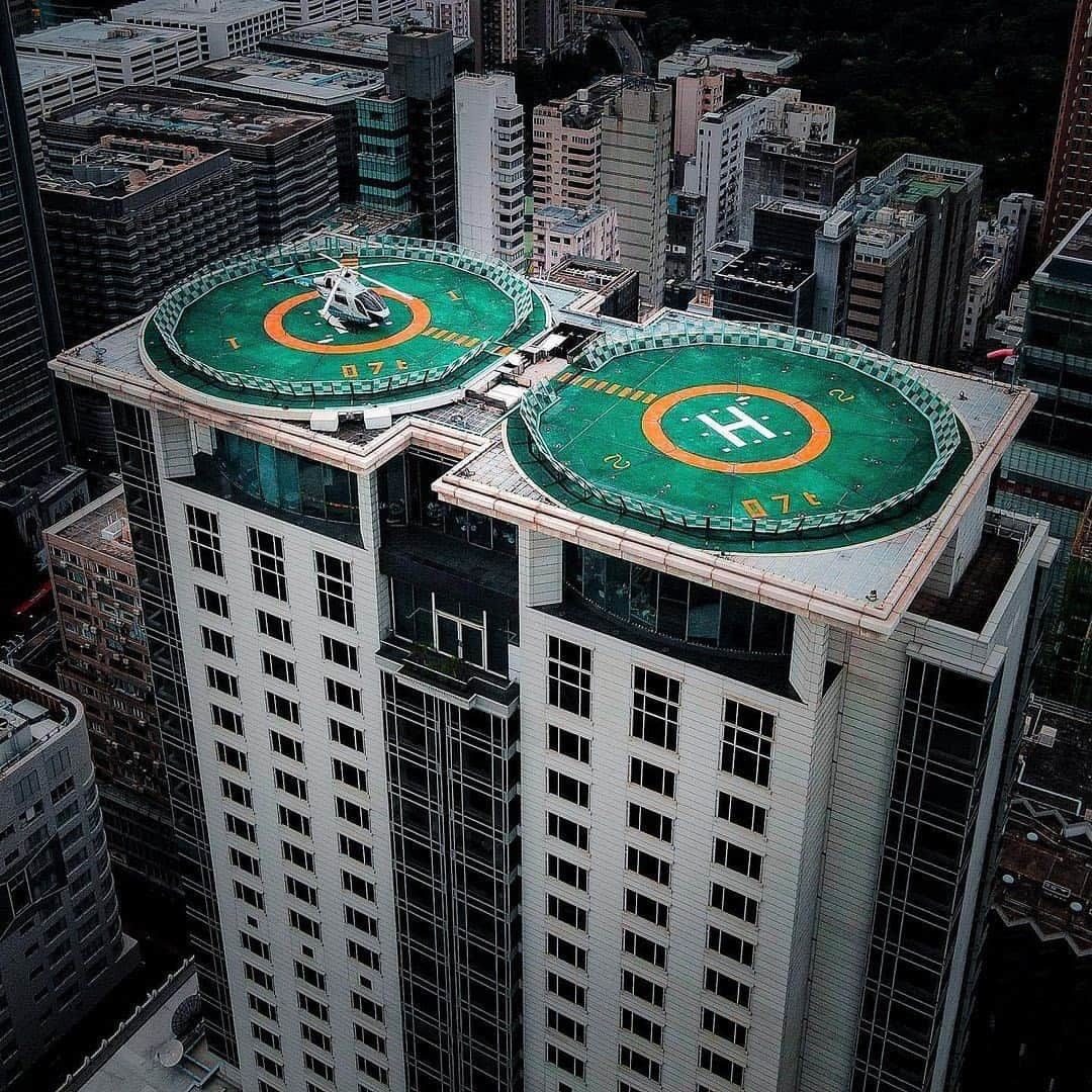 The Peninsula Hotelsさんのインスタグラム写真 - (The Peninsula HotelsInstagram)「Sky high and ready to fly. @1uke______ captured the helipads at The @peninsulahongkong. ⁣ ⁣ ⁣ ⁣ ⁣ ⁣ #peninsulahotels #luxuryhotelexperience #luxuryexperience #fivestarservice #fivestarhotel #hongkong #staycation #peninsulahongkong #thepeninsulahongkong」2月21日 5時01分 - peninsulahotels