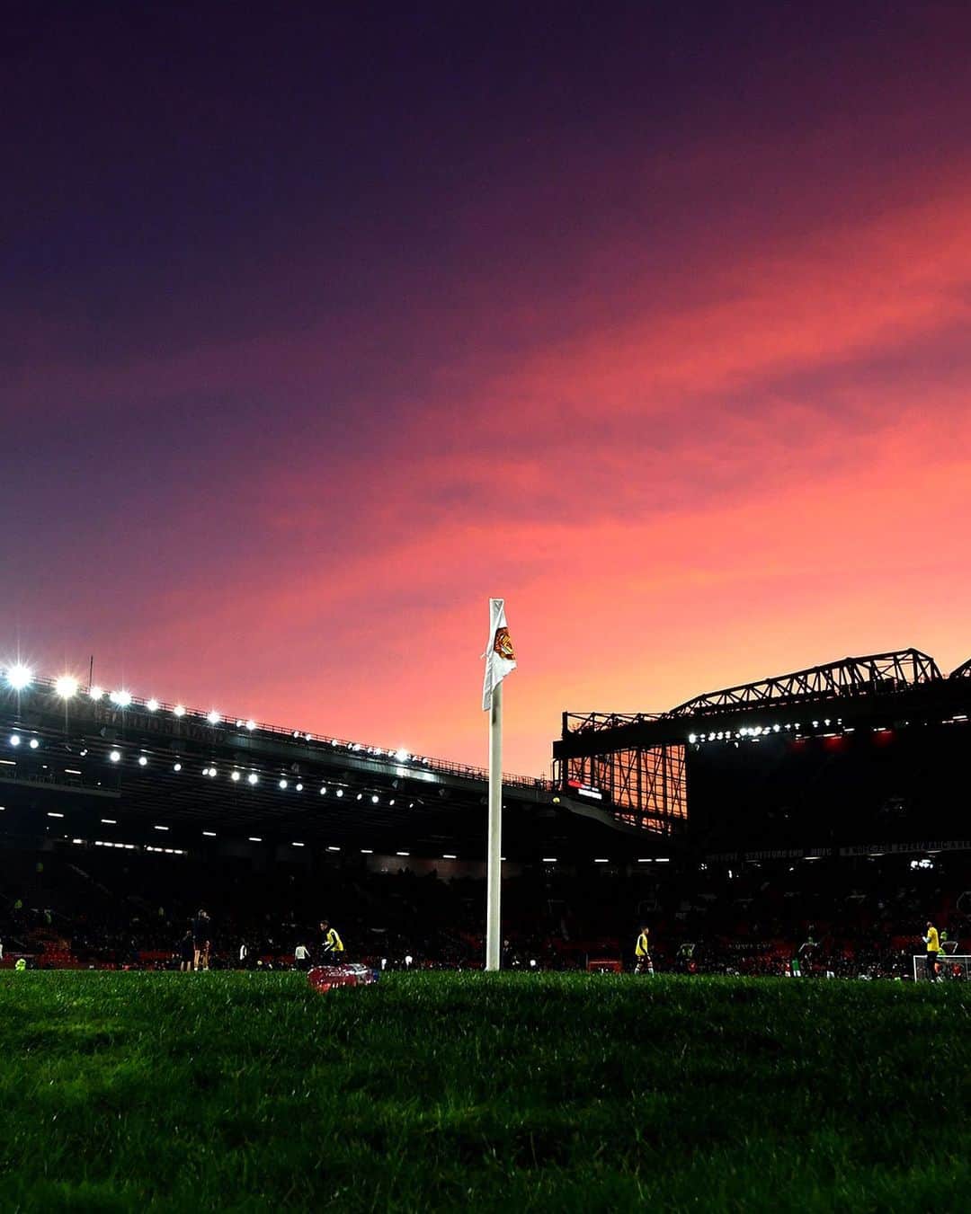 マンチェスター・ユナイテッドさんのインスタグラム写真 - (マンチェスター・ユナイテッドInstagram)「Nights under the lights 🌆  #MUFC #ManUtd #PhotoOfTheDay」2月21日 5時02分 - manchesterunited
