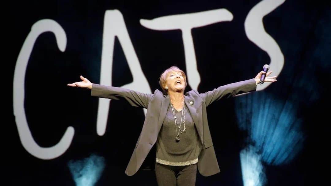 キャッツのインスタグラム：「Happy Birthday to the brilliant and revolutionary Dame Gillian Lynne. Her legacy lives on now and forever. 🖤 #CATS #GillianLynne」