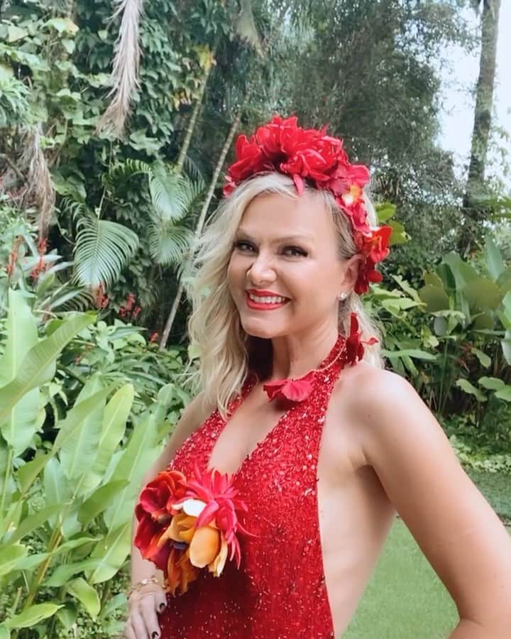 Eliana Michaelichin Bezerraのインスタグラム：「Look  florido para dar um cheiro em meus baianos amados❤️❤️❤️ Saudade. Obrigada por tanto amor sempre! #bahia #salvador  #blocohappy  Beleza by me, look  @thidyalvis. #live」