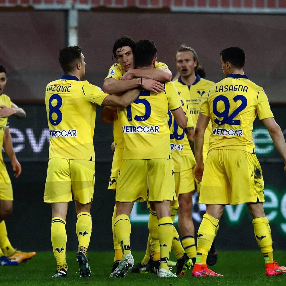 エラス・ヴェローナFCのインスタグラム：「📸 #GenoaVerona 💛💙  #DaiVerona #lastoriAcontinuA #SerieATIM」