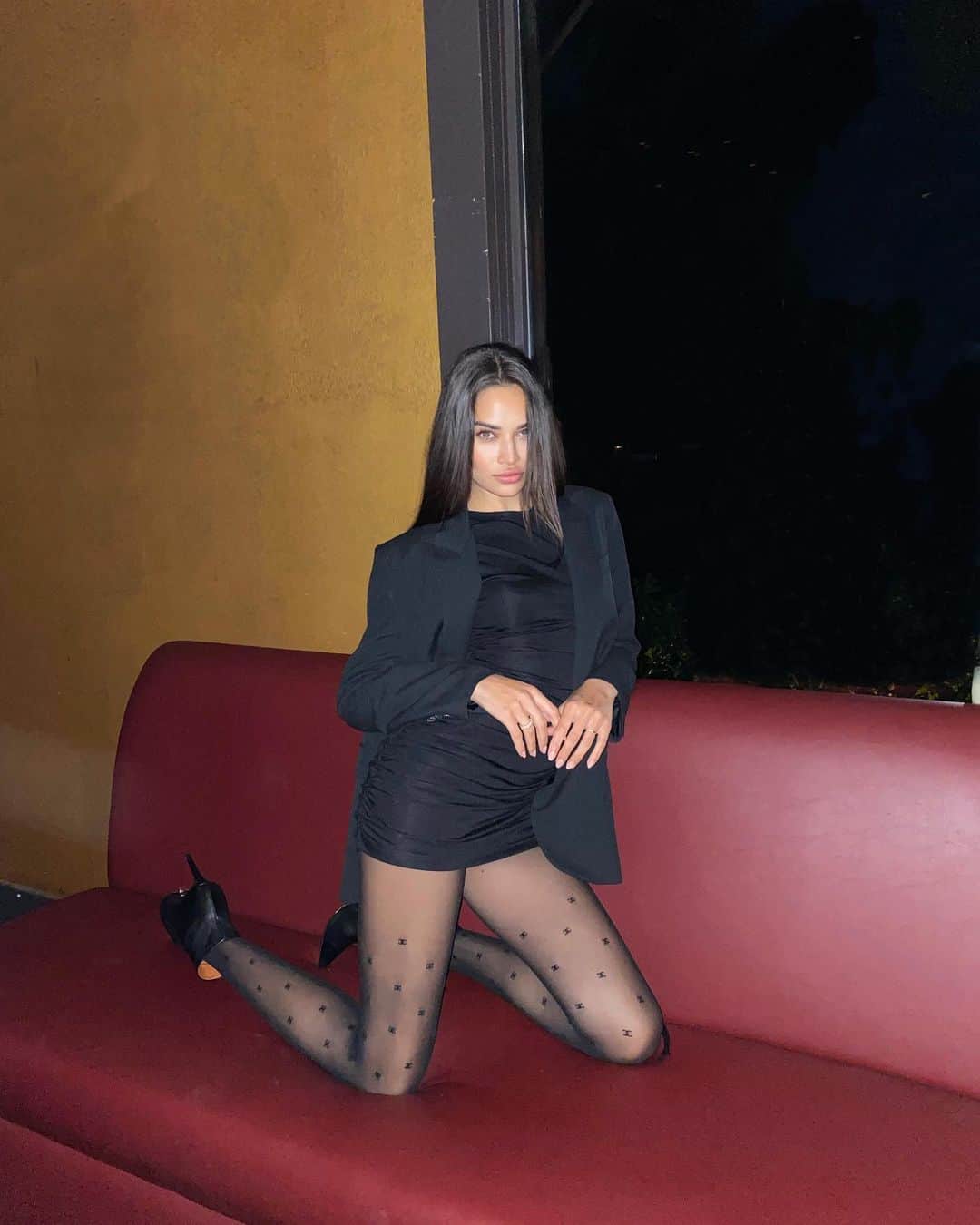 シャニーナ・シャイクのインスタグラム：「It’s the CHANEL stockings for me 🖤」
