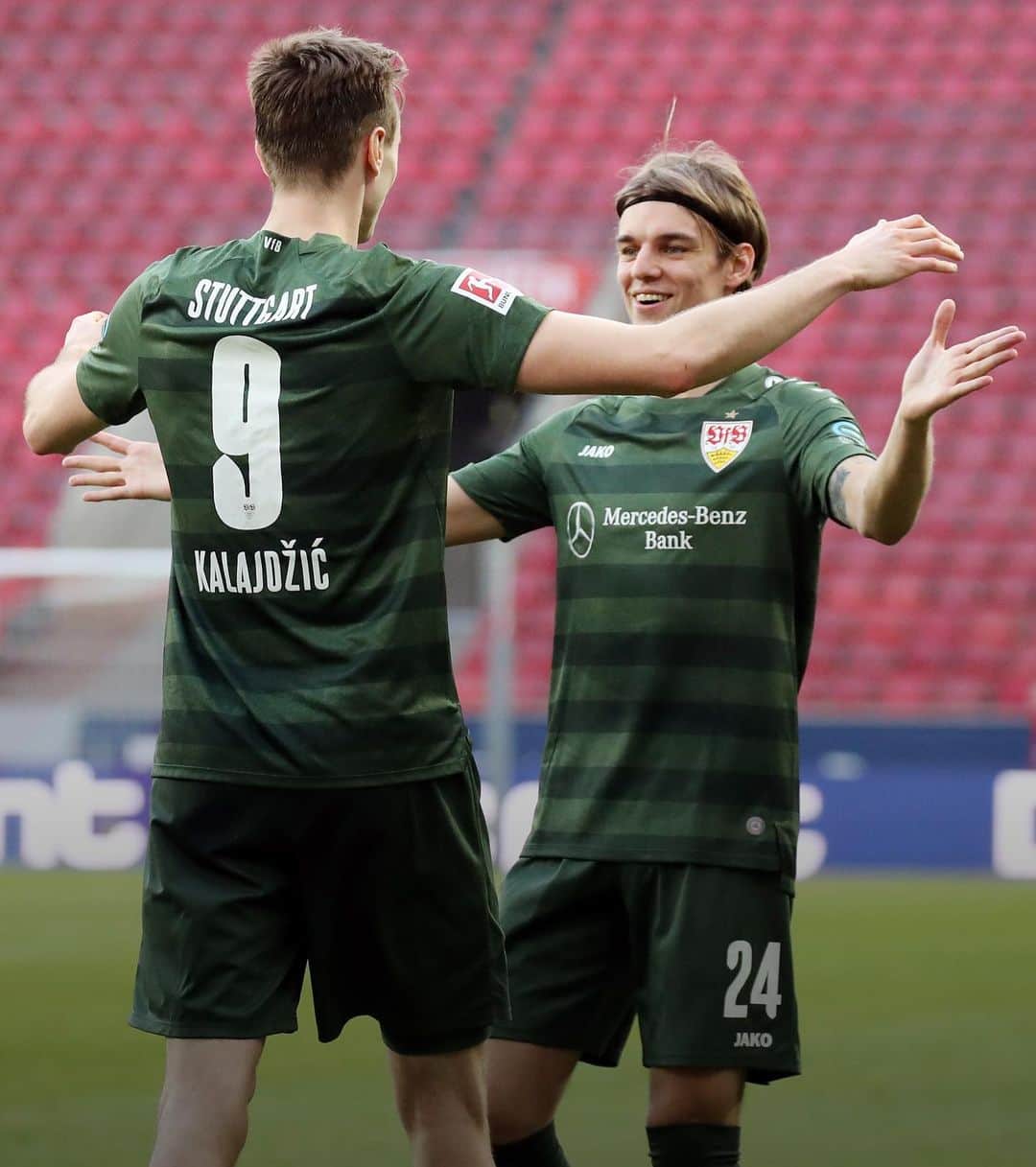 VfBシュトゥットガルトのインスタグラム：「🙌 Das Duo der Stunde‼️  In den vergangenen vier Spielen hieß es dreimal:  ☄️ Flanke @superrman007  💥 Kopfballtor @sasakalajdzic   #KOEVfB 0:1 #VfB #bundesliga #auswärtssieg #flankengott #Sosa #kopfballungeheuer #Kalajdzic #VfBSuttgart #auscannstatt」