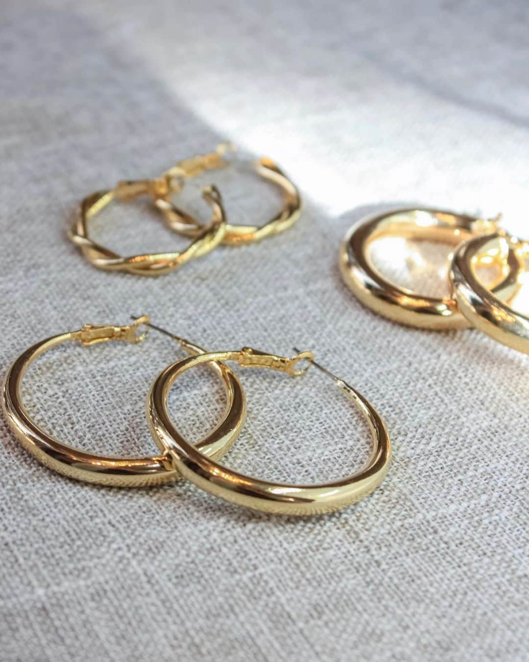 セレフィーナさんのインスタグラム写真 - (セレフィーナInstagram)「our go-to earrings all day, everyday ft. everyday gold hoops」2月21日 5時36分 - serefinajewelry