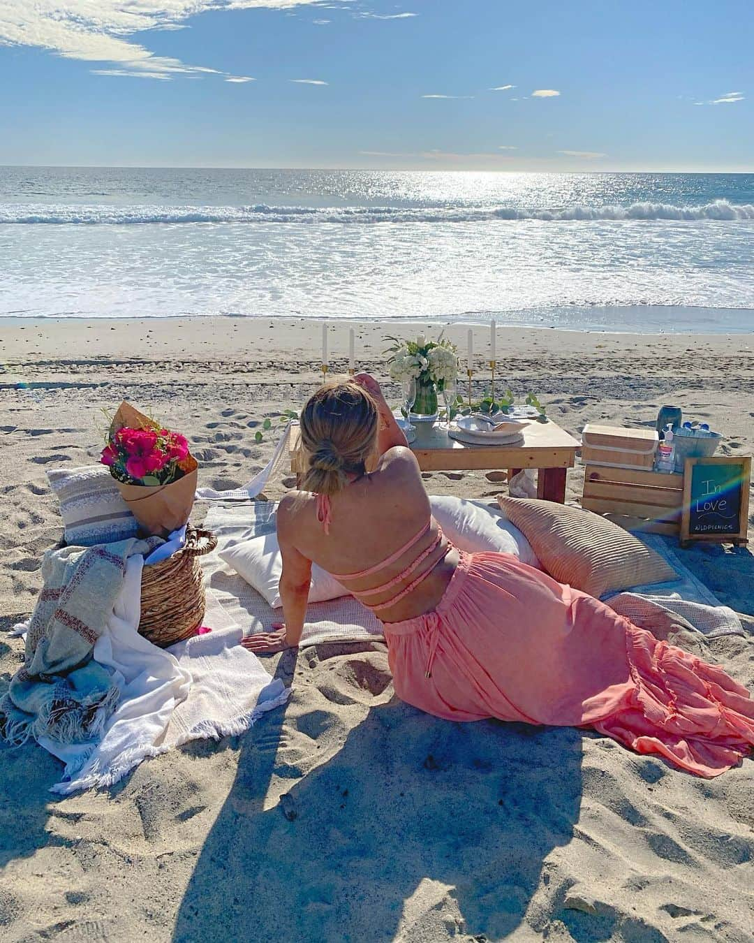 ジェシカ・バーチアーガさんのインスタグラム写真 - (ジェシカ・バーチアーガInstagram)「Ladies I saw all your comments about where I got my dress from, swipe to find out 😅😘💕   Beach Date Picnic by: @ldpicnics」2月21日 5時48分 - jessicaburciaga