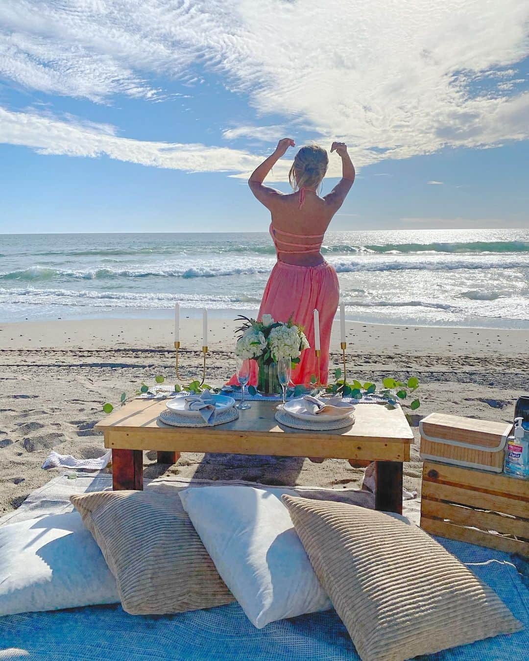 ジェシカ・バーチアーガさんのインスタグラム写真 - (ジェシカ・バーチアーガInstagram)「Ladies I saw all your comments about where I got my dress from, swipe to find out 😅😘💕   Beach Date Picnic by: @ldpicnics」2月21日 5時48分 - jessicaburciaga