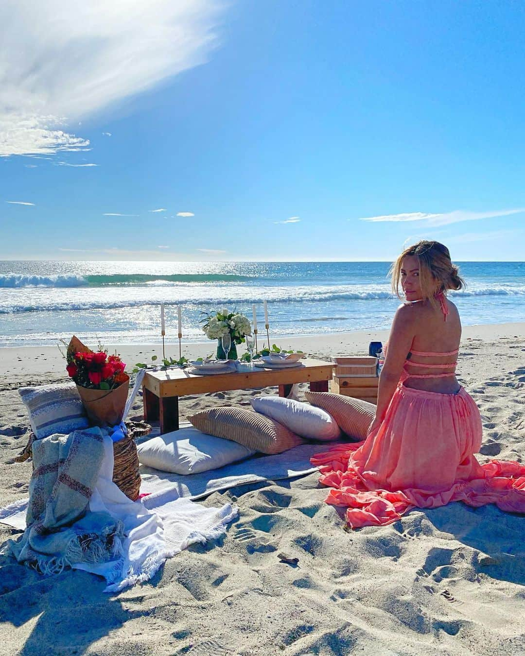 ジェシカ・バーチアーガのインスタグラム：「Ladies I saw all your comments about where I got my dress from, swipe to find out 😅😘💕   Beach Date Picnic by: @ldpicnics」