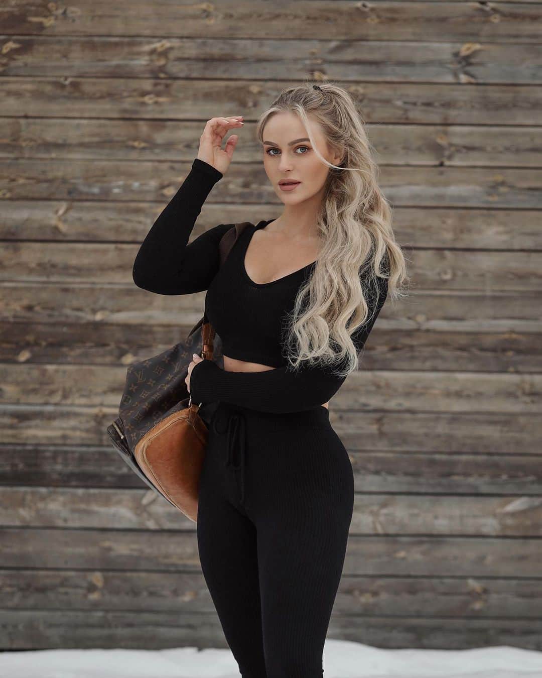 Anna Nyströmさんのインスタグラム写真 - (Anna NyströmInstagram)「[ Paid partnership @fashionnova ]  A soft all black set like this, is definitely a go-to outfit for me 🖤 fashionnovapartner」2月21日 5時52分 - annanystrom