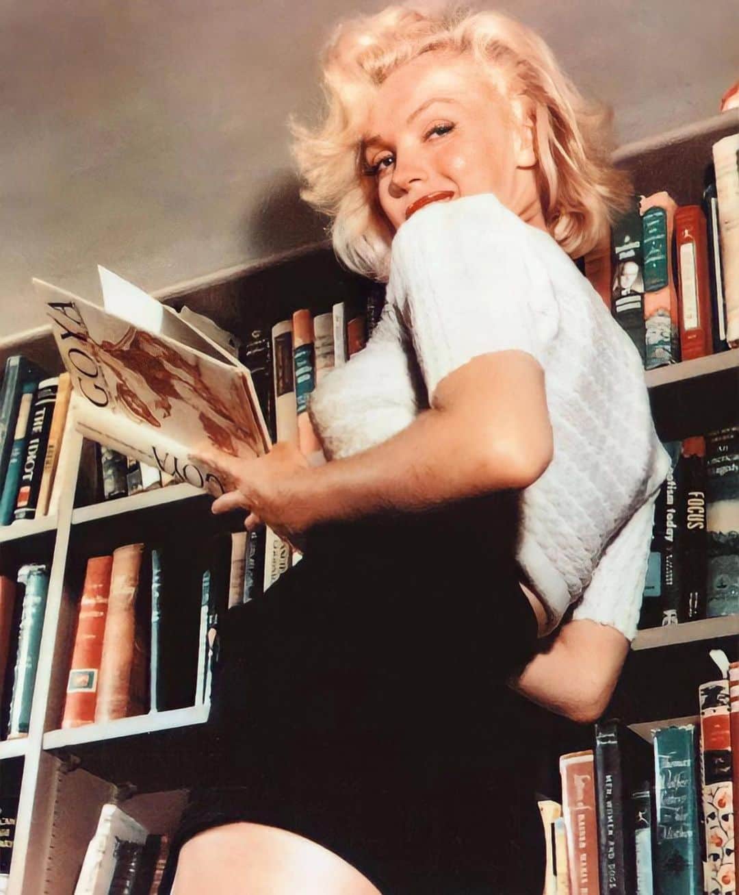 マリリン・モンローのインスタグラム：「Marilyn photographed at home in 1953 ❤️ Marilyn had a collection of 400 books in her possession from ‘Ulysses’ by James Joyce to “A farewell to Arms” by Ernest Hemingway. Marilyn’s IQ was actually higher than the average person’s as well. Special thanks to @marilynchic for these pics and caption ❤️」