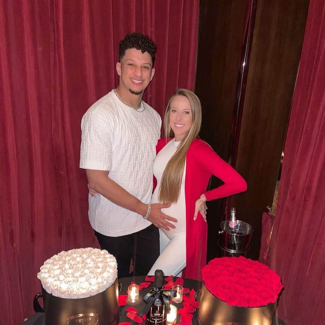 E! Onlineさんのインスタグラム写真 - (E! OnlineInstagram)「If you have nothing nice to say to Patrick Mahomes and Brittany Matthews 🗣️"THEN STFU." 🗣️ Link in bio for Brittany's response to criticism about their maternity photos. (📷: Instagram)」2月21日 5時54分 - enews