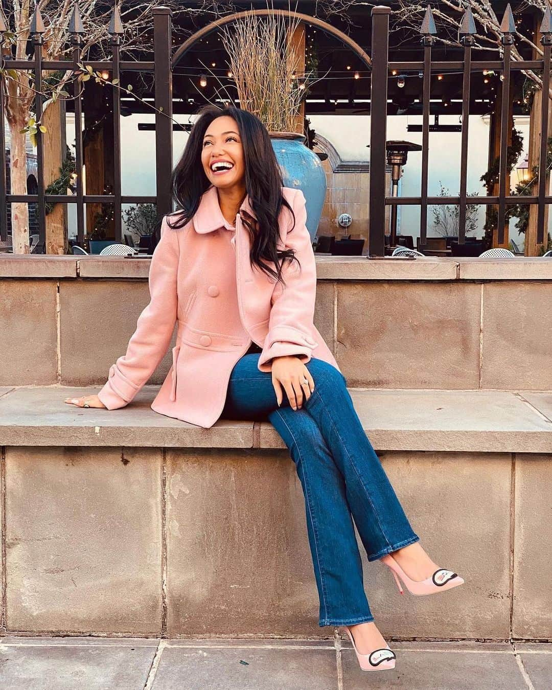 SOPHIA WEBSTERのインスタグラム：「“Do what you do, but watch my SHOES!”👠💖 - @gionne_songbird ⁣⁣ ⁣⁣ 'Boss Lady' is a timeless staple we stan! Swipe to see our collection. 🙌👠 ⁣⁣ ⁣⁣ #SophiaWebster #SophiaWebsterBossLady #SophiaWebsterBags ⁣⁣」