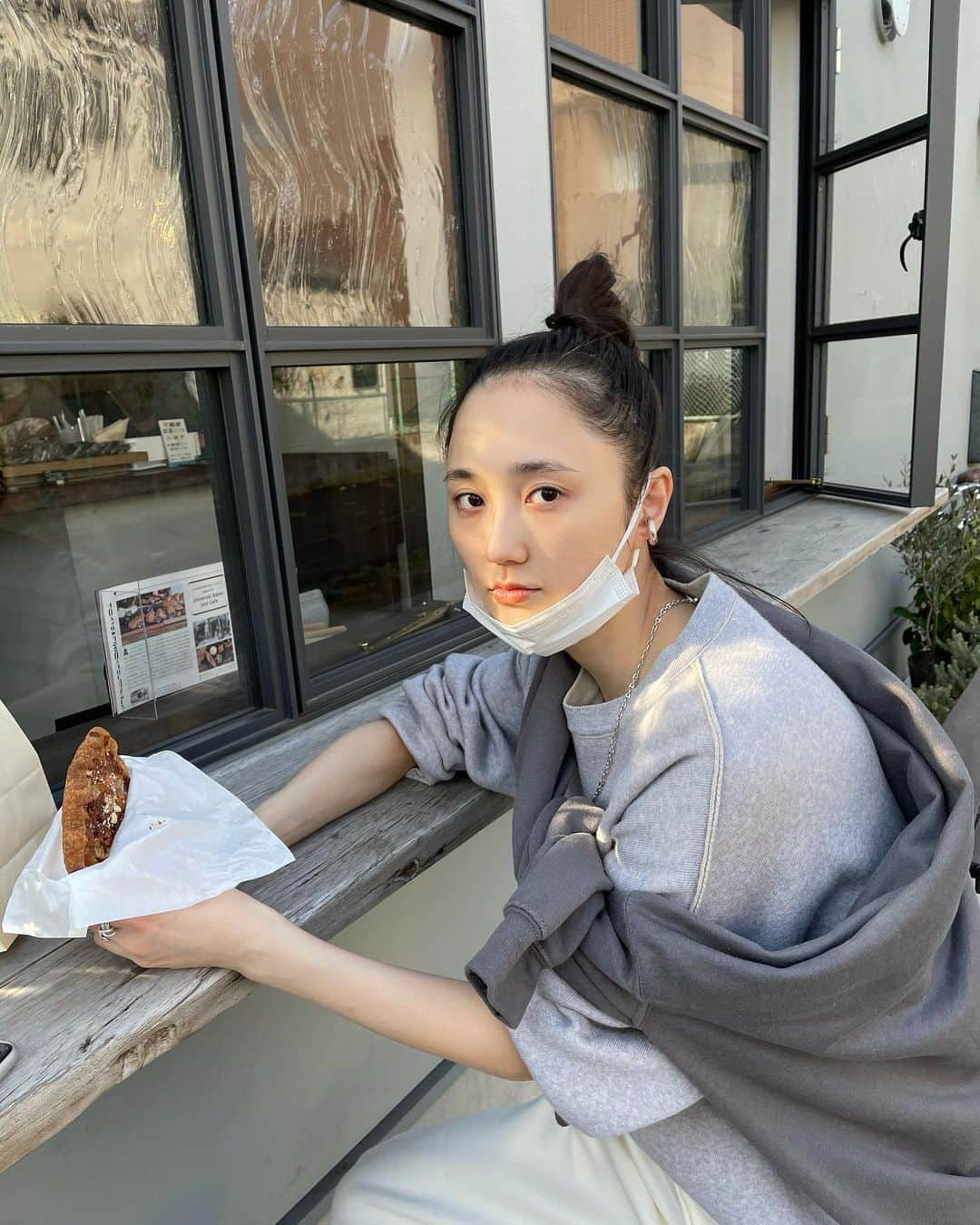 鈴木友菜さんのインスタグラム写真 - (鈴木友菜Instagram)「お昼ご飯用のパンを買いに来ました お散歩日和だなあ🚶🏻‍♀️🚶🏻‍♀️花粉凄いなあ」2月21日 16時48分 - yuuna_suzuki