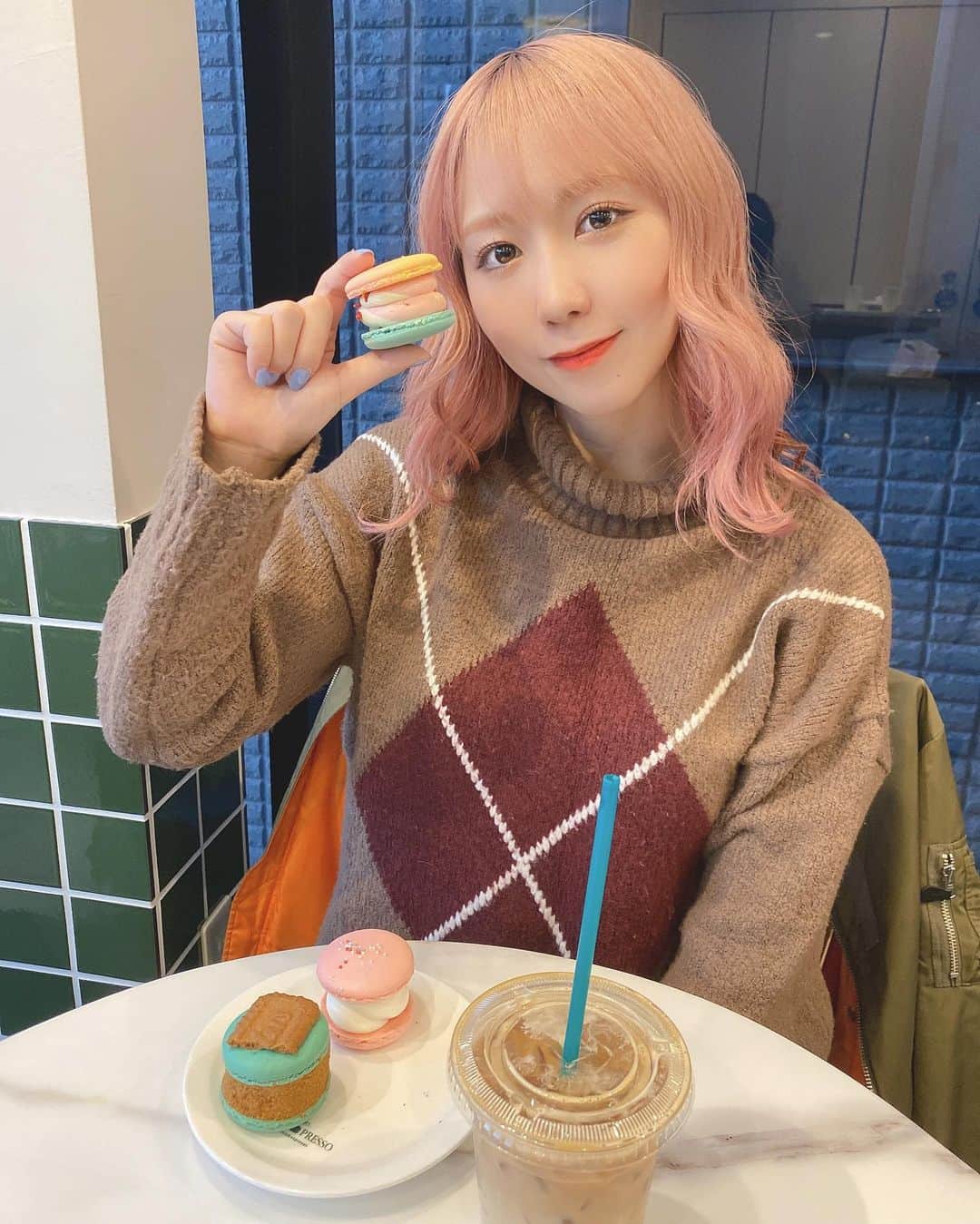 杉山優華のインスタグラム：「🧁🧁🧁 . . . . 念願のトゥンカロン食べれた🥺 トゥンカロン、太ったマカロンって意味らしい🥺かわいい」