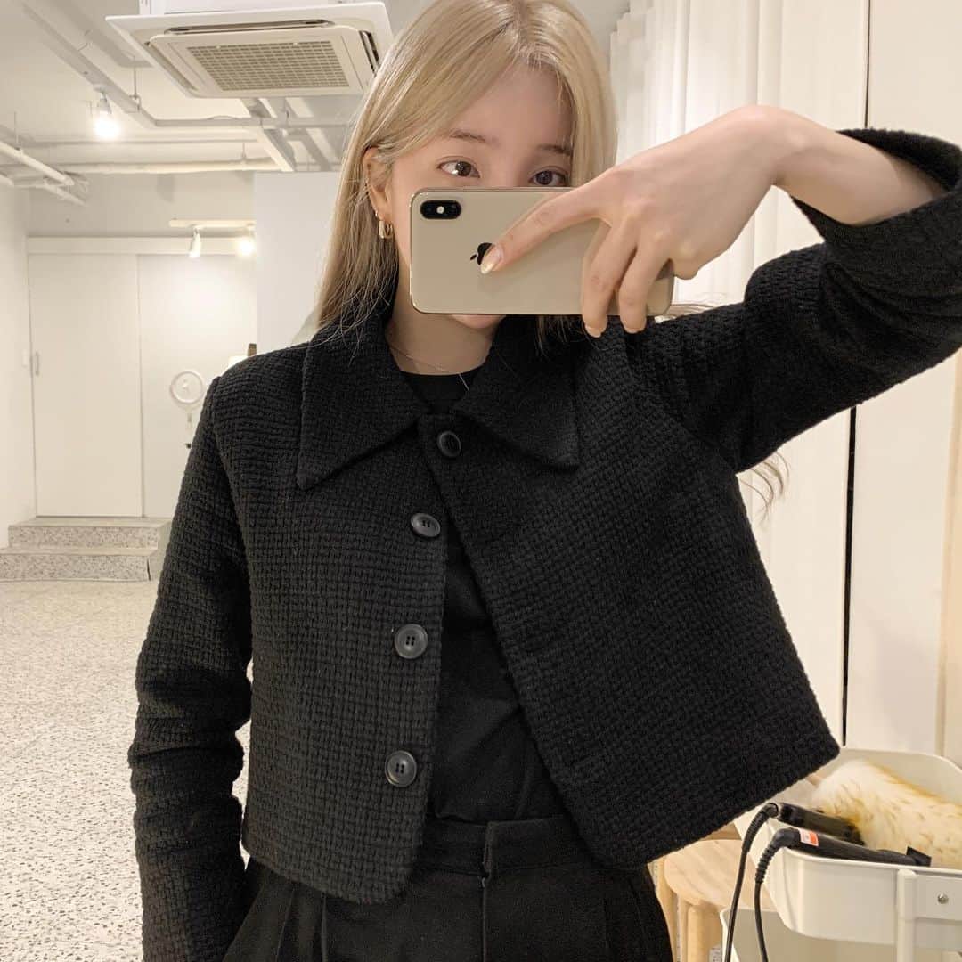 ユン・アラのインスタグラム：「오늘은 코코자켓 블랙 입구 출근했어요 🖤🤍 블랙착장도 궁금하셨죠????  카라가 큼지막해서 기여움+++ 얼굴도 작아보이는 효과가 있더라구요??  저는 평상시에 슬림해보이는 올블랙으로  입는걸 참 좋아라 하는데 오늘 착장도 깔끔하니 대성공이에요 🖤 와이드슬랙스에 숏하게 걸쳐주니 다리도  짱짱 길어보여요 ...☺️  공구는 오늘 자정 마감인거 아시죠? 얼른 막차타세요 🍒」