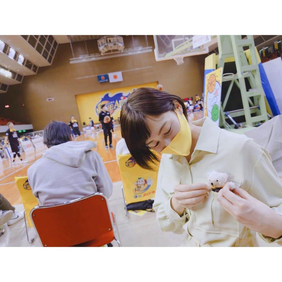 のインスタグラム：「. 勝ったぁぁぁぁぁ🥺🏀✨ 嬉しいぃぃぃぃぃ💛💛💛 . . 金曜日に「西﨑梨乃のなるほど！ファイブアローズ」で紹介した、ウッドベリー選手に、コッツァー選手に、ヴァーグ選手、、、ゴール下で見るとより迫力がすごかったし、めちゃくちゃかっこよかった、、、🥺(もちろん、みんなかっこいいですよ🥺) . . 会場に行くとついグッズ買いがち、、、またベア🧸買っちゃいました☺️ 誰のベアでしょうか？☺️笑 . #西日本放送 #RNC #岡山 #香川 #香川ファイブアローズ #バスケ #バスケ観戦 #勝利 #勝利の女神 #👼 #楽しかった #🏀」