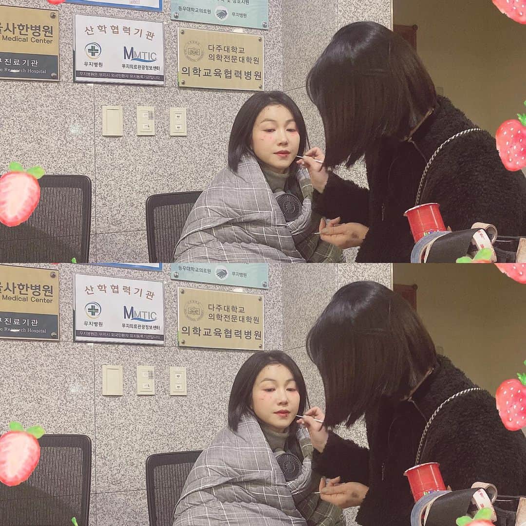 キム・オクビンのインスタグラム：「많이 추워요. 분장중.」