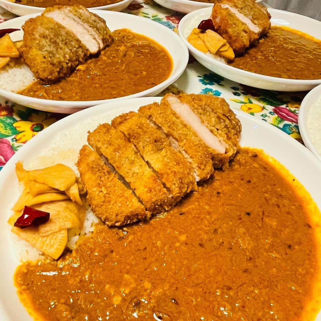 一条もんこさんのインスタグラム写真 - (一条もんこInstagram)「スパイス料理とカレーの料理教室『Spice Life』。  スパイスカツカレーレッスン。 豚ロースにスパイスをまぶしてを少ない油でジューシーに揚げます。 カレーは出汁のきいた鶏のキーマ。 #料理教室#Spice Life#スパイスライフ#カツカレー#スパイスカツカレー#揚げ物最強#渋谷#カレー#curry#カレー教室#レッスン#スパイス#スパイスカレー#スパイス料理#創作料理#一条もんこ」2月21日 15時45分 - monko1215