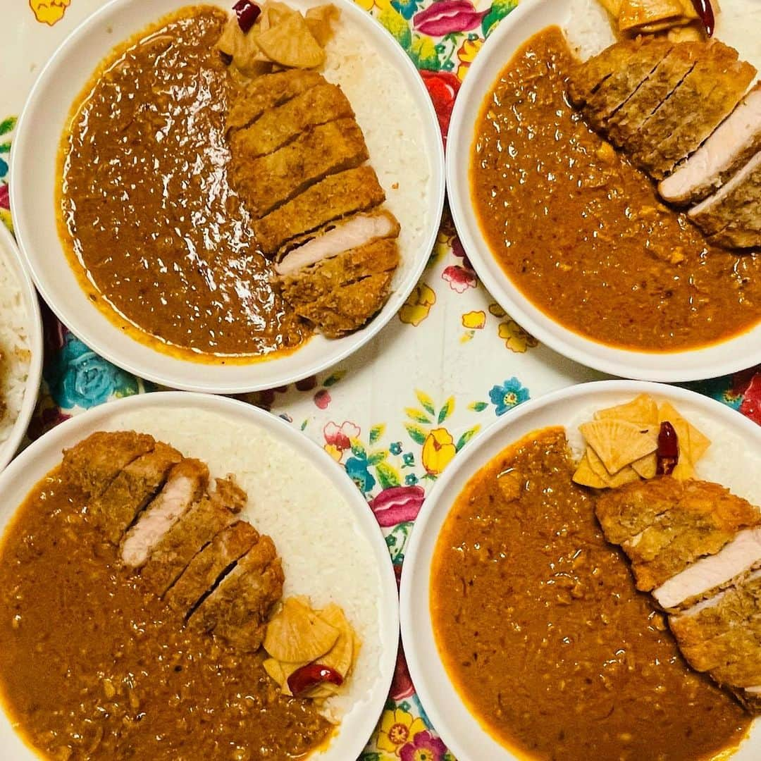 一条もんこさんのインスタグラム写真 - (一条もんこInstagram)「スパイス料理とカレーの料理教室『Spice Life』。  スパイスカツカレーレッスン。 豚ロースにスパイスをまぶしてを少ない油でジューシーに揚げます。 カレーは出汁のきいた鶏のキーマ。 #料理教室#Spice Life#スパイスライフ#カツカレー#スパイスカツカレー#揚げ物最強#渋谷#カレー#curry#カレー教室#レッスン#スパイス#スパイスカレー#スパイス料理#創作料理#一条もんこ」2月21日 15時45分 - monko1215