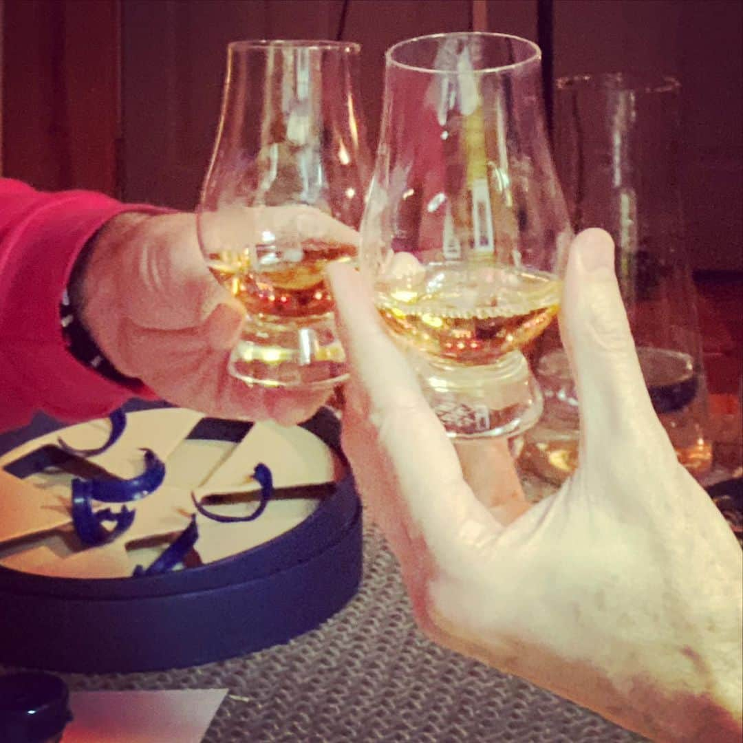 アラン・カミングさんのインスタグラム写真 - (アラン・カミングInstagram)「Last night, thanks to @awayfromtheordinary , we had a family whisky tasting. It was totally delicious and some of us may have over-imbibed!」2月21日 15時45分 - alancummingreally