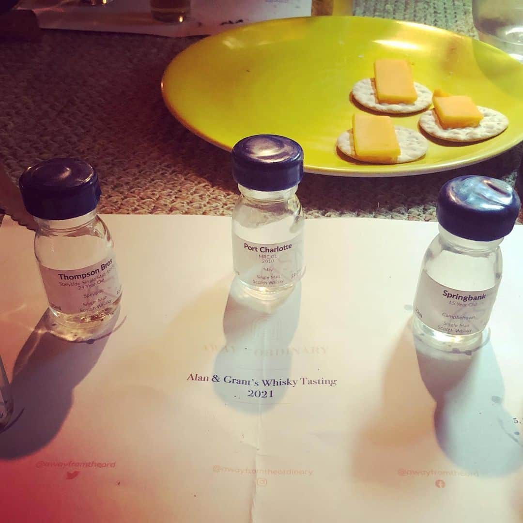 アラン・カミングさんのインスタグラム写真 - (アラン・カミングInstagram)「Last night, thanks to @awayfromtheordinary , we had a family whisky tasting. It was totally delicious and some of us may have over-imbibed!」2月21日 15時45分 - alancummingreally