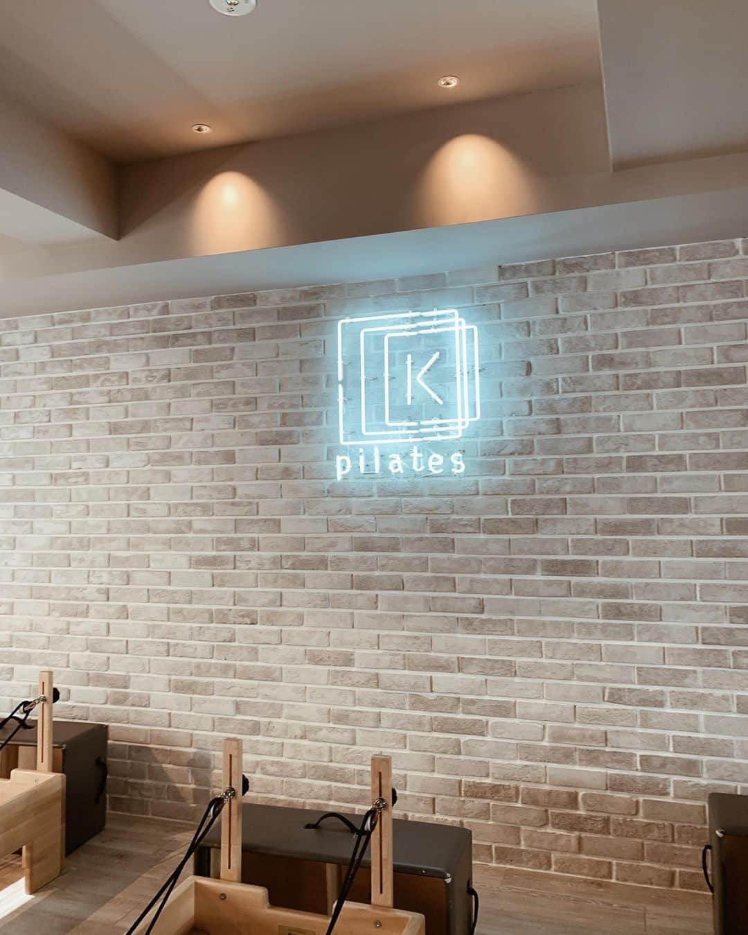 esutoreja_risaribonさんのインスタグラム写真 - (esutoreja_risaribonInstagram)「@pilates_k_2018  . pilatesにとても興味があり 体の歪みがとてもきになる年頃 💻でかなり猫背になってしまい中々治らないので…やっぱりたまにでもやるのがいいのかな？っと体験に行ってきました！ 歪みがきになるので姿勢を意識しながらやるpilatesはまた気分が変わりますね！ . あっとゆーまな1時間で今日は背中の姿勢が少し良くなったのとお腹が凹んだよ。 . また今キャンペーンでとても安く入れるよ‼︎ . #pilates_kr_video」2月21日 15時39分 - esutoreja_risaribon