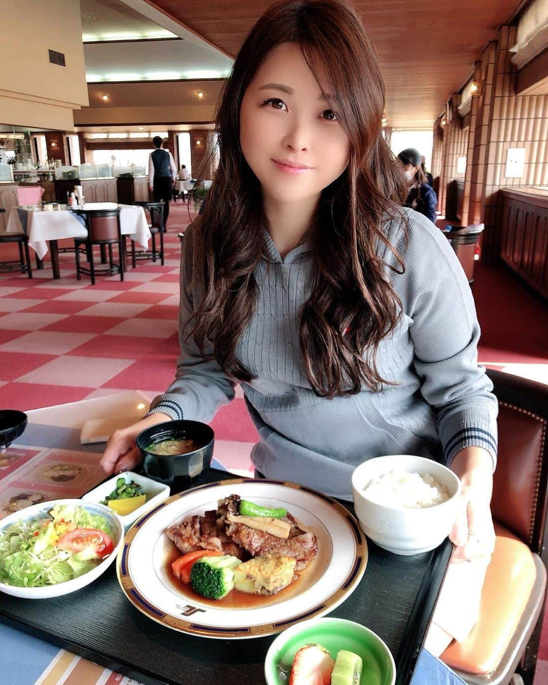 mikaさんのインスタグラム写真 - (mikaInstagram)「♥︎︎∗︎*ﾟ セブンレイクスのランチは がっつりお肉♡ ． サーロインステーキ食べたけど 柔らかくて美味しかったー🥰 ． ． コーラフロートがメニューに あったからもちろん 🍺ジョッキサイズでオーダー🤎笑 ． ． #コーラ女子 #コカコーラ #コーラフロート #ランチ #どっちも美味しい♡ #スマイルゴルフ #ラウンドイベント #ゴルフ倶楽部セブンレイクス #スマイルゴルフ女子 #clunk #fdr_golf_select  #ゴルフ #golf  #高尔夫 #골프#ゴルフ女子 #golfgirl #골프여자 #女子ゴルフ #golstagram#instagolf  #インスタゴルフ #golfstagram #インスタゴルフ #golflove #ゴルフ大好き #ゴルフ最高 #ゴルフ上手くなりたい #みかゴルフ #mikagolf」2月21日 15時41分 - _mika.___