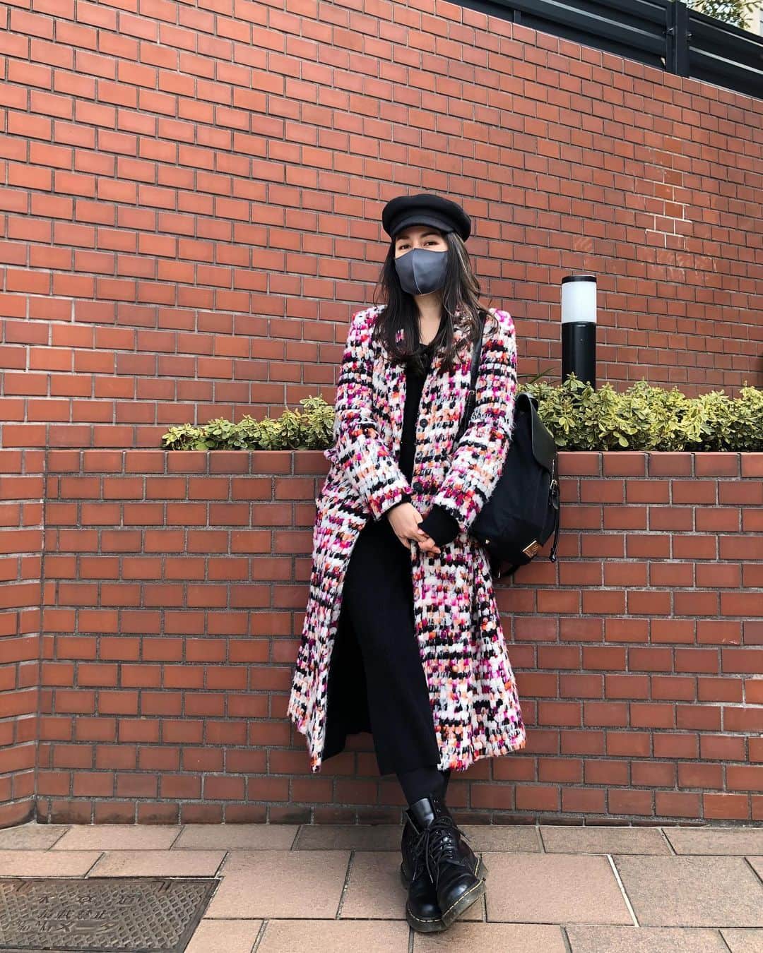 比嘉バービィさんのインスタグラム写真 - (比嘉バービィInstagram)「いつかの私服。  初韓国🇰🇷で買ったコート 今年は1回のみの着用。  家族に毛布羽織ってどこ行くの？ って言われたお気に入りのもの😁  #今日は暖かいね  #ootd #fashion #ファッション  #韓国 #私服 #doctormartens」2月21日 15時43分 - barby724