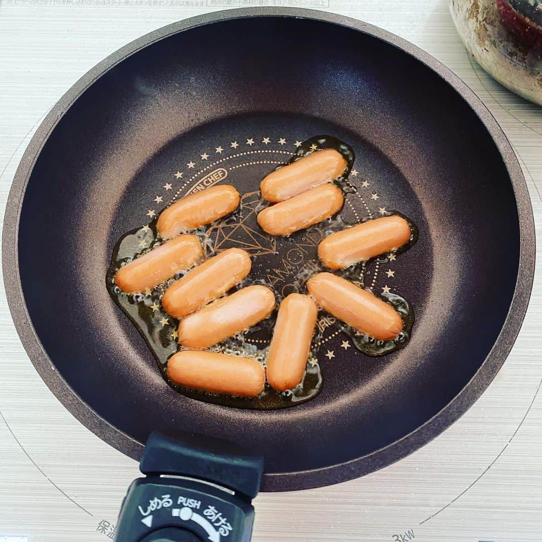 山根良顕さんのインスタグラム写真 - (山根良顕Instagram)「娘の朝ご飯作ろうと思ったけど、ウインナーが、油に溺れちゃったー。 ごめん🙇」2月21日 15時53分 - ungirls_yamane