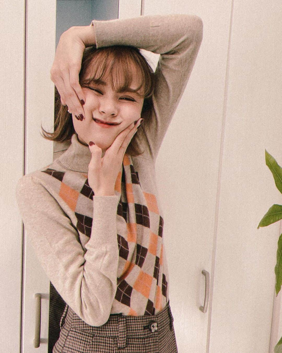 MiracleVellMagicさんのインスタグラム写真 - (MiracleVellMagicInstagram)「This knitted sweater is my grandma’s hand me down and it’s just really really adorable.  おばあちゃんが最近お下がりでくれたマックレガーのニットセーター。サイズぴったりだし、あまりにも可愛すぎる…！🥺❤︎ 自分がおばあさんになるまで、大切に大切に着ていこう。 ✨  #handmedown #mcgregor #knitsweater #ootd #hm #マックレガー」2月21日 15時46分 - miraclevellmagic