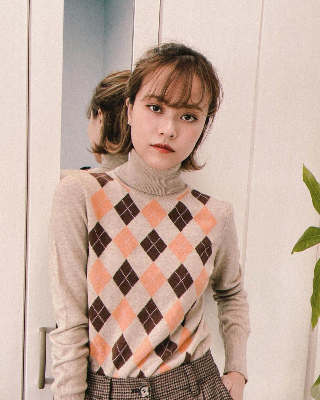 MiracleVellMagicのインスタグラム：「This knitted sweater is my grandma’s hand me down and it’s just really really adorable.  おばあちゃんが最近お下がりでくれたマックレガーのニットセーター。サイズぴったりだし、あまりにも可愛すぎる…！🥺❤︎ 自分がおばあさんになるまで、大切に大切に着ていこう。 ✨  #handmedown #mcgregor #knitsweater #ootd #hm #マックレガー」