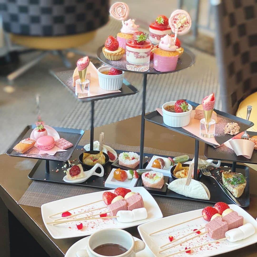 のインスタグラム：「毎日アフタヌーンティーいきたいな🫖🍓 いや毎週でもいい💭  #アフタヌーンティー#アフタヌーンティー巡り#福岡アフタヌーンティー#anaクラウンプラザホテル福岡 #いちご#🍓#福岡カフェ#博多カフェ#福岡スイーツ#博多スイーツ#ツイードワンピ#ヨシンモリ#ロングヘア#スーパーロング」