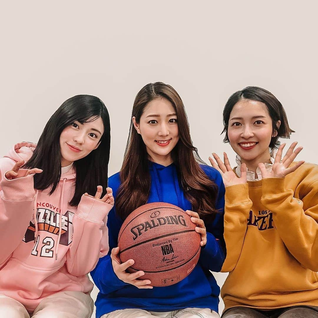 山下耀子のインスタグラム：「【㊗️YouTubeチャンネル開設】 . ゆるっとNBAの話もっとしたい！ということで おなじみのもよちゃん（ @moyoko_atom ） さおちゃん（ @_watanabesaori_ ）と 「ふわふわNBA」というチャンネル作っちゃいました🥳 NBAビギナーの３人が女子会をしているような雰囲気でゆるゆるっとお話しします NBAのことはもちろん女子会ならではの恋バナもあるかも…☺️💕 . 初回は今夜２１時にアップしますので チャンネル登録しておまちいただけると嬉しいです☺️✨ お楽しみに〜！！！ . #佐々木もよこ #渡辺早織 #山下耀子 #NBA #ふわふわNBA #NBA女子 #女子会 #恋バナ #恋愛トーク #NBA初心者 #NBAビギナー」