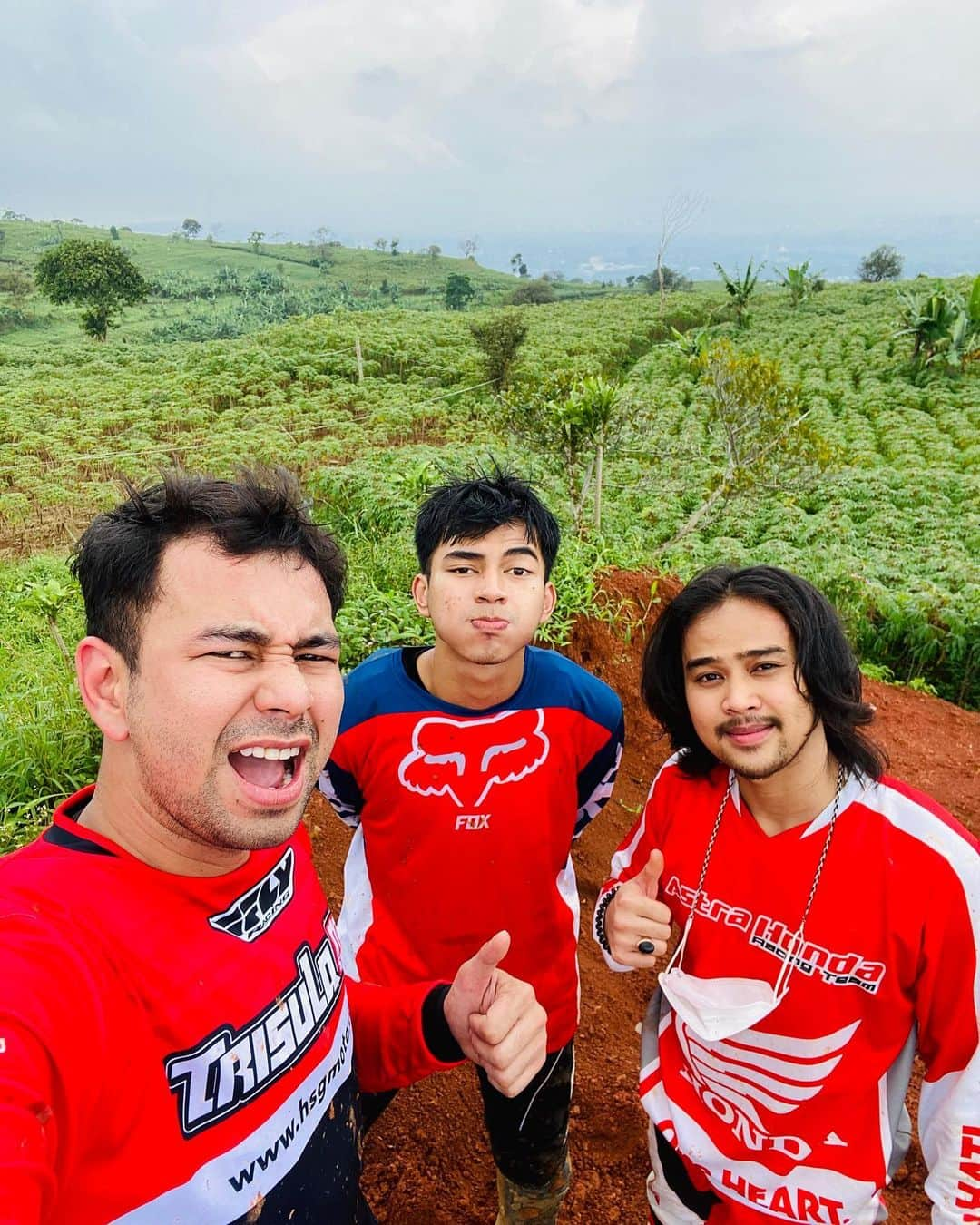 Raffi Ahmadさんのインスタグラム写真 - (Raffi AhmadInstagram)「TERABAS !!!!!!!!!!!!!! Motoran Naikkk Gunung 💪🇮🇩」2月21日 15時54分 - raffinagita1717