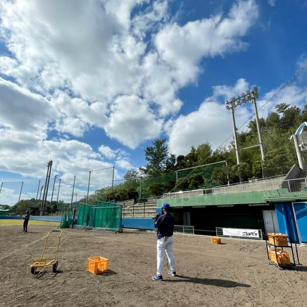 清水直行さんのインスタグラム写真 - (清水直行Instagram)「野球日和⚾️ 時々、選手とキャッチボール  #琉球ブルーオーシャンズ #野球 #沖縄 #清水直行 #野球場  #空 #そら #sky #雲 #くも #clouds  #キャッチボール」2月21日 16時00分 - naoyuki_shimizu_