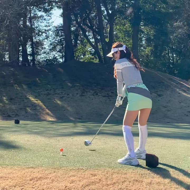 のインスタグラム：「⛳️  いつも通りの出ちゃった🏌️‍♀️ って言うとりますけども🤣🤣  練習では意識できても ラウンドだと悪いクセがでるでる🤭  動画見返すとまたやってるー！って がっかりする事多い🤣🥺  暖かくなってきたし練習あるのみですね🌸  にしても、2枚目の動画 ナイッショー言うの早くない？🤣🤣 （本当に良かったんだけどね♡笑）  今日は天気が良すぎて ゴルフ行ってる人が羨ましい🥺⛳️💞  もう一踏ん張りお仕事頑張ろー💪✨  #ゴルフ女子#ゴルフ#ごるふ女子 #ゴルフラウンド#ゴルフコーデ#ゴルフウェア #ゴルフファッション#デサントゴルフ  #ゴルフ好き#ゴルフばか#ゴルフ日和 #ゴルフうまくなりたい」