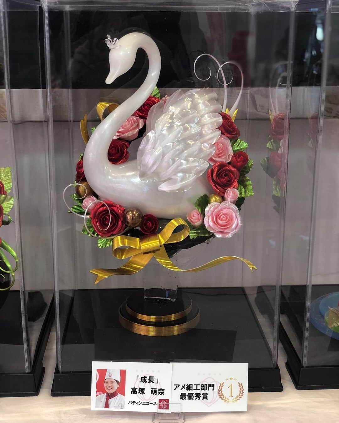 のインスタグラム：「. 卒業制作展アメ細工部門① パティシエ2年生が最後のイベントで、 自分たちの得意なものを活かして 感謝の気持ちを込めた作品を作りました🌹✨ まずは、アメ細工から紹介していきます！  どれも個性溢れる素敵な作品ばかりです🥺❤️」