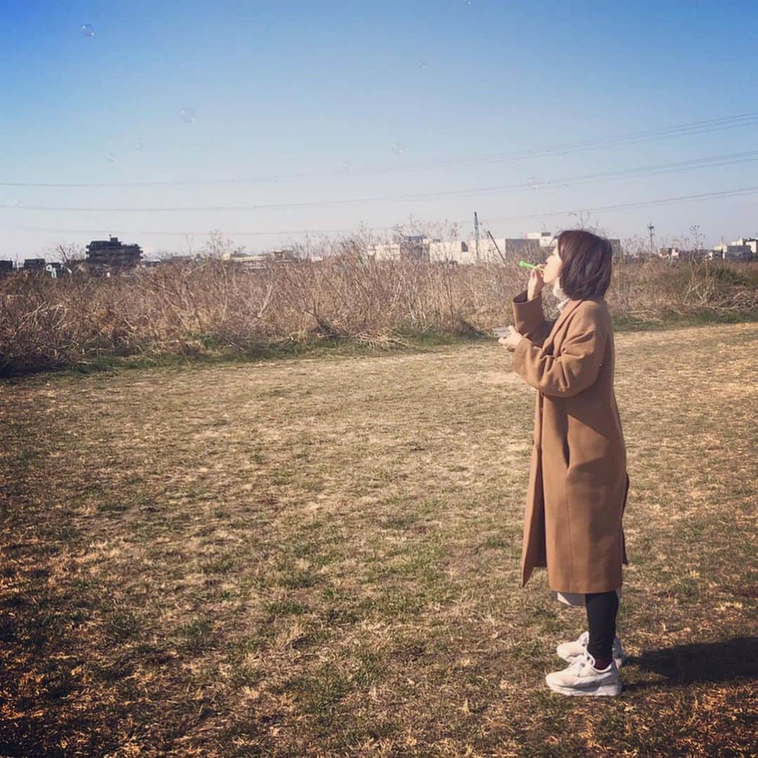 大和田美帆さんのインスタグラム写真 - (大和田美帆Instagram)「春を感じる日曜日。  幸せって身近にあるんだね。 一緒にしゃぼん玉ができる。 幸せ。」2月21日 16時18分 - miho_ohwada