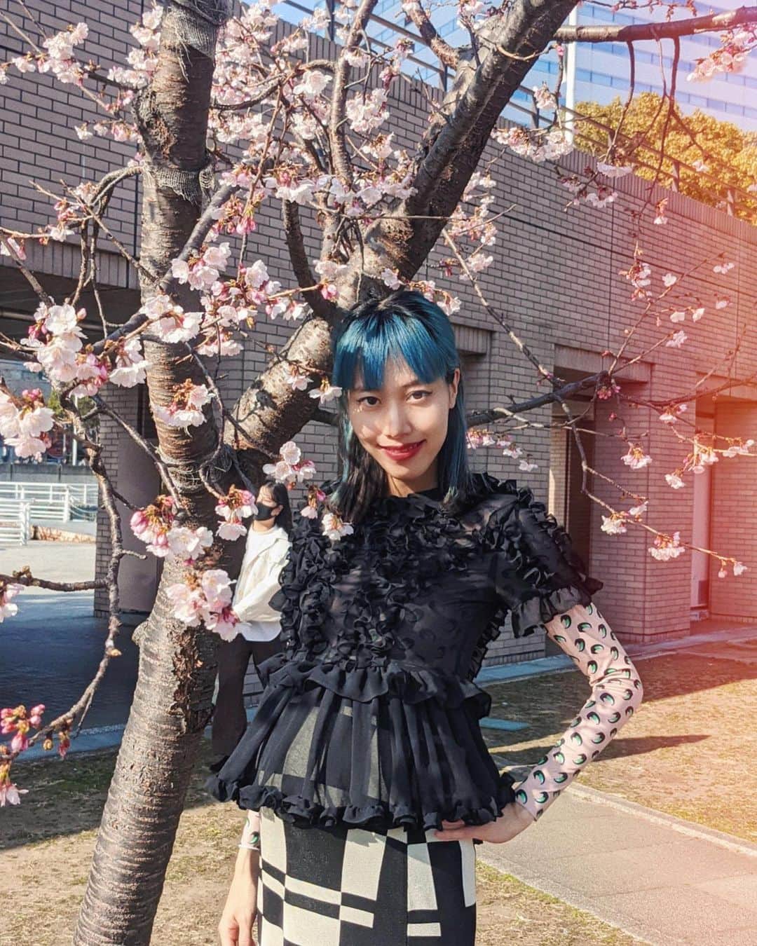 草野絵美のインスタグラム：「Spring has sprung!🌸 Blooming already😍🌸🌸  #妊娠後期 #妊娠9ヶ月 あまりお腹がでてきてないんだが、あと1ヶ月くらいで赤ちゃんに会える｡｡｡｡👩‍🍼#cherryblossom  #9monthspregnant  tops: #marineserre #gvgv skirt: #palomawool」