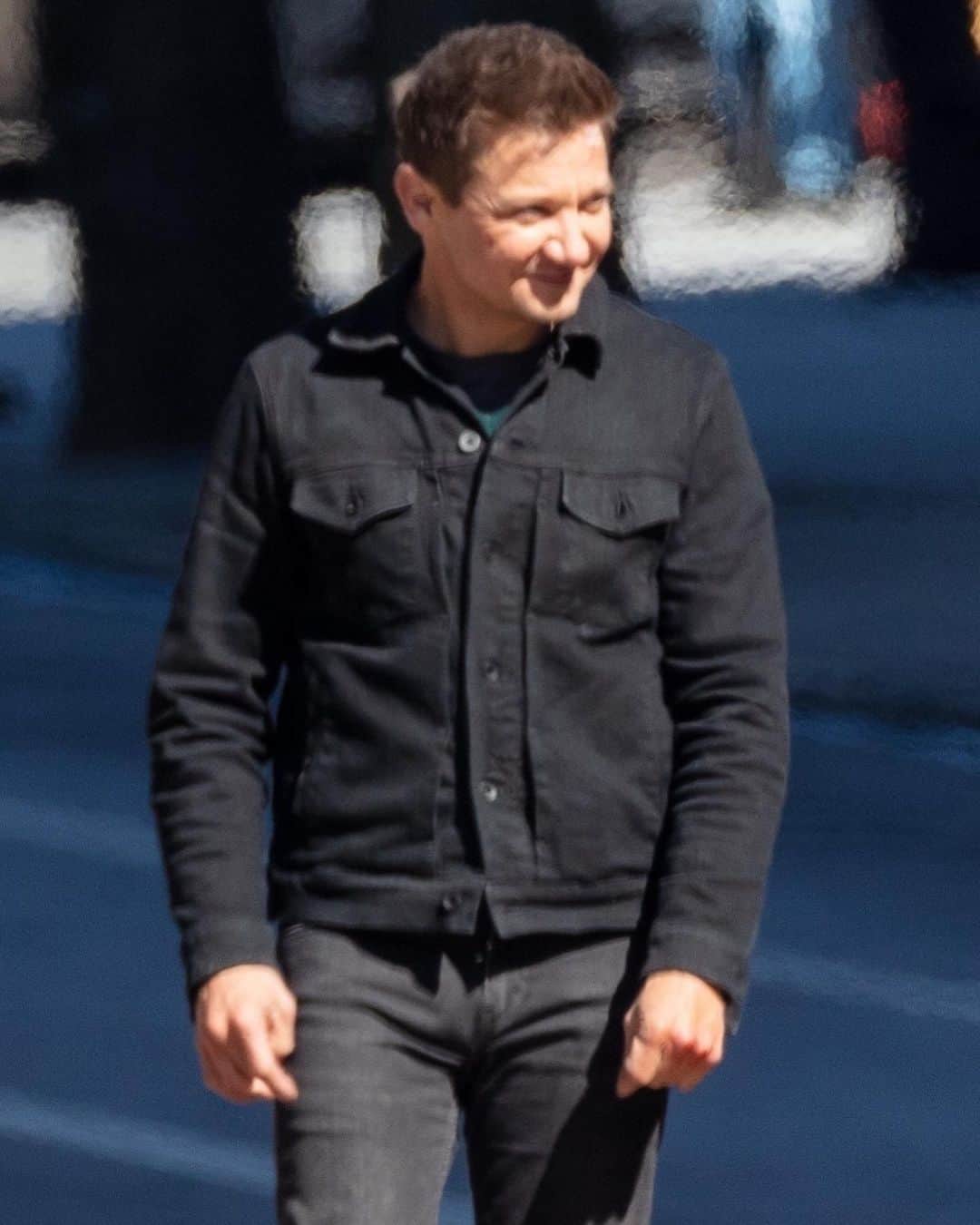 Just Jaredさんのインスタグラム写真 - (Just JaredInstagram)「@haileesteinfeld & @jeremyrenner spend the afternoon filming their upcoming “Hawkeye” series for Disney+! #HaileeSteinfeld #JeremyRenner #Hawkeye Photos: Backgrid」2月21日 16時23分 - justjared